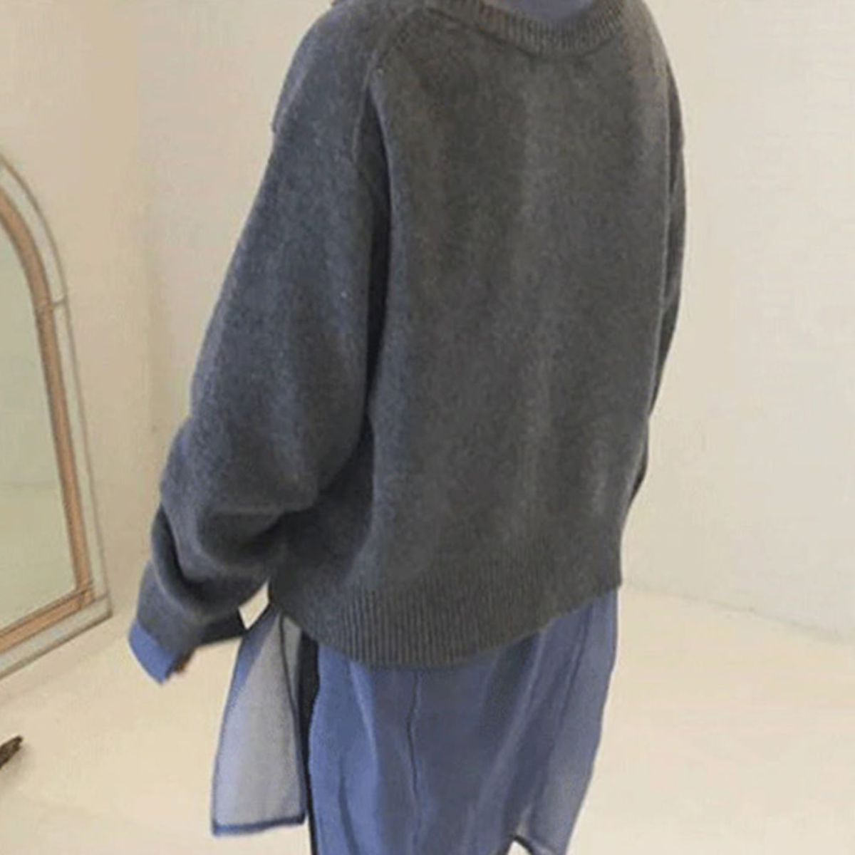 Brown cashmere V-neck jumper with a soft, refined finish for autumn