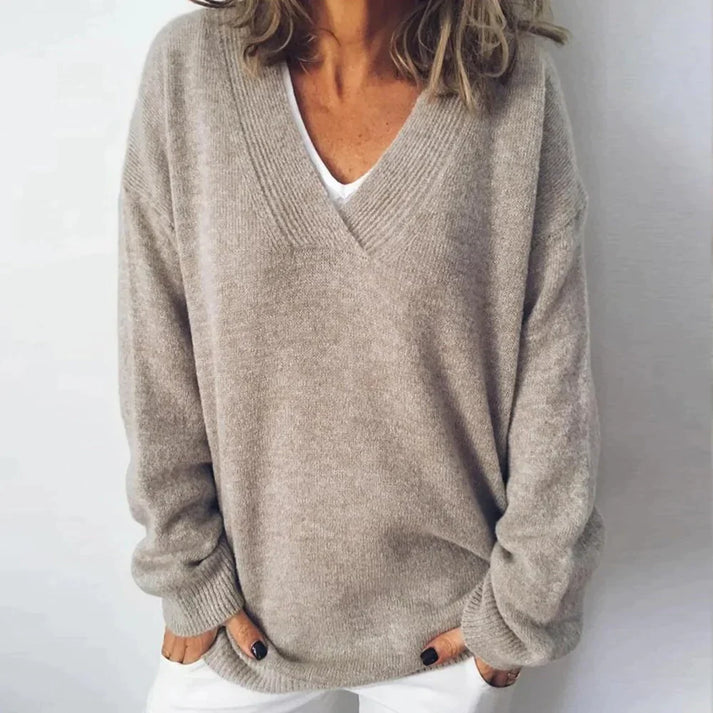 Women's cashmere blend V-neck jumper with a relaxed, elegant fit for autumn