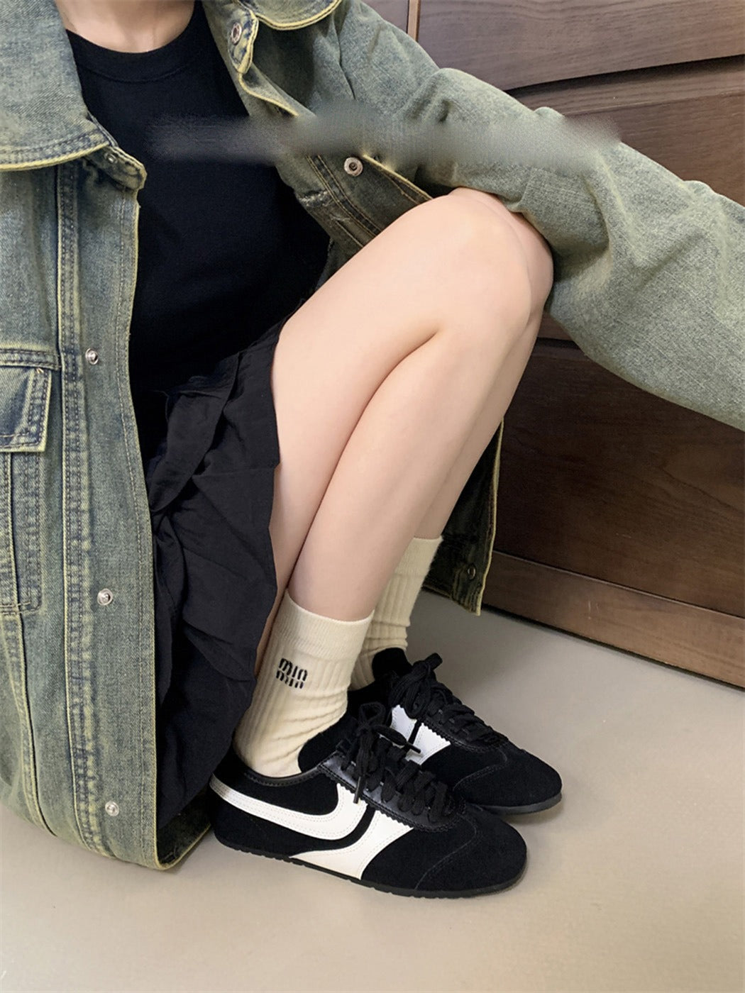 Women's black retro lace-up trainers with a chunky colour-block sole