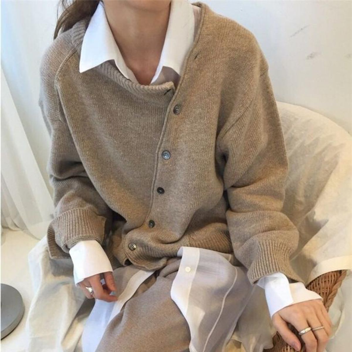 Brown cashmere V-neck jumper with a soft, refined finish for autumn