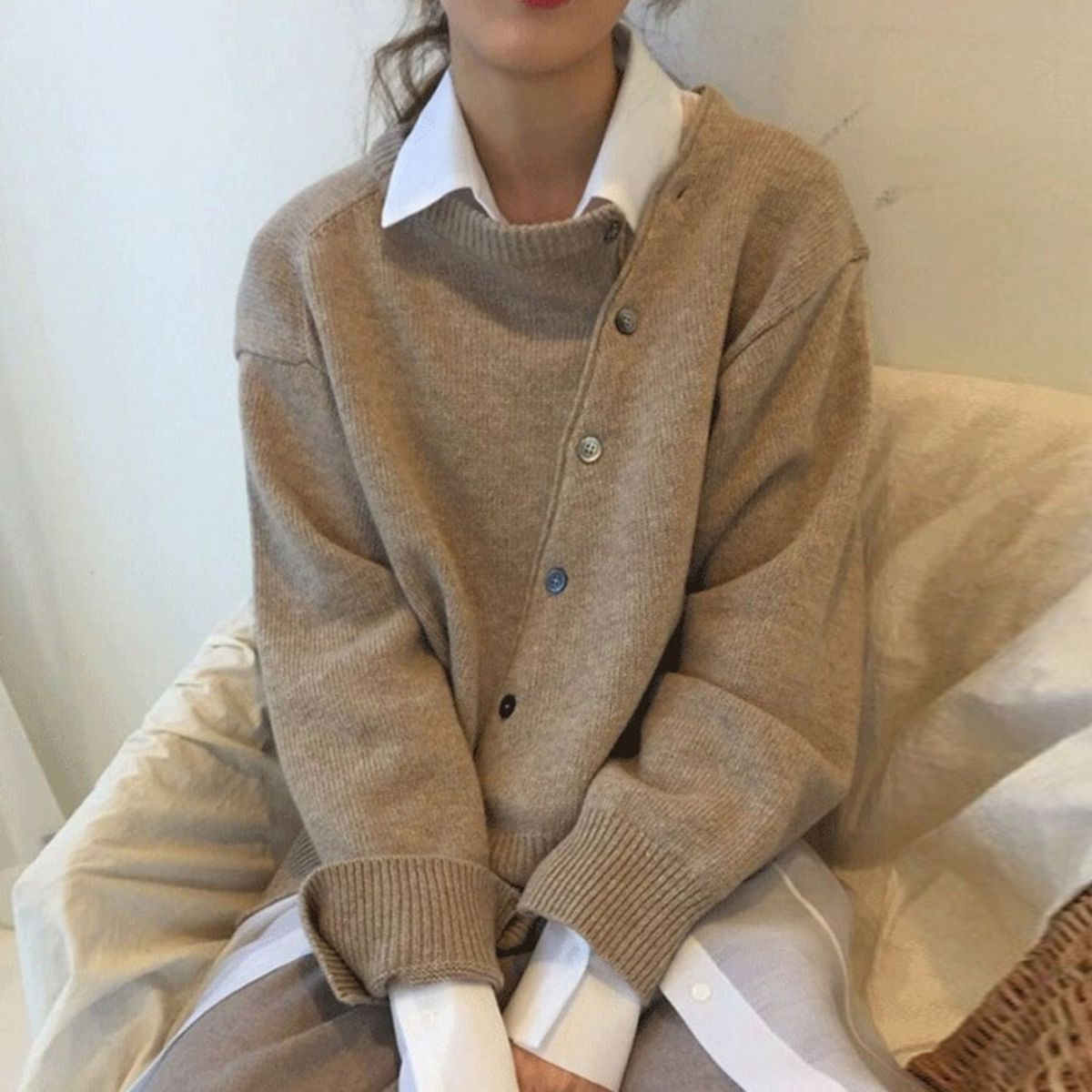 Brown cashmere V-neck jumper with a soft, refined finish for autumn