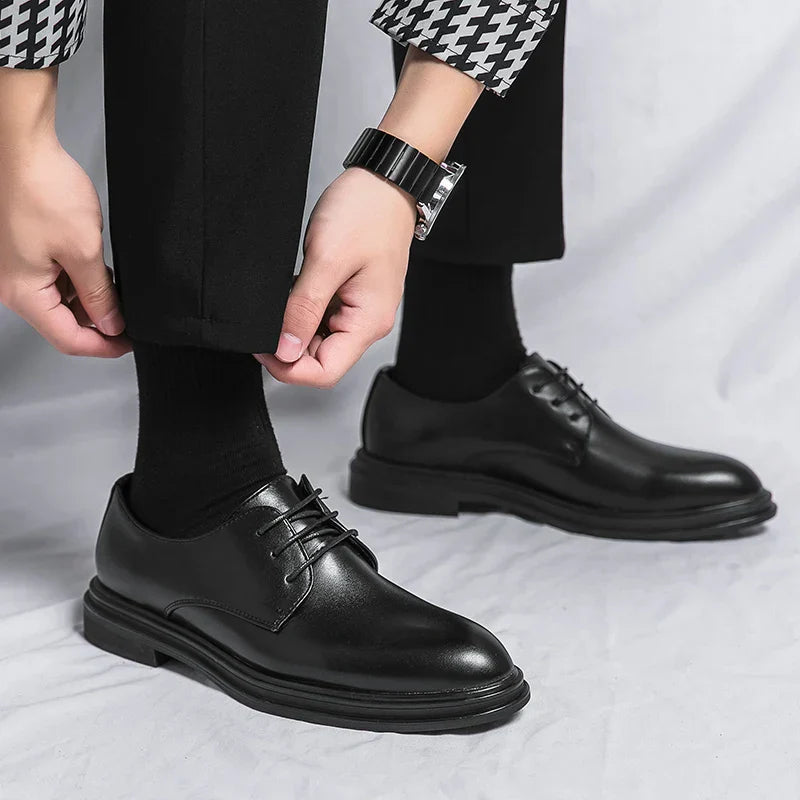 Black patent leather men's Derby shoes with lace-up front