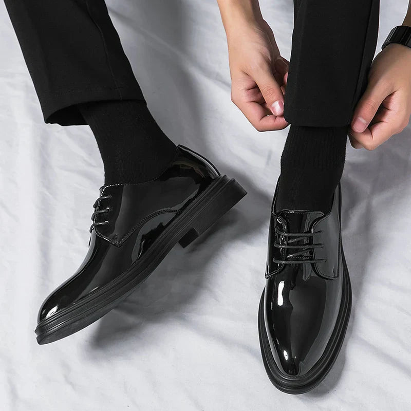 Black patent leather men's Derby shoes with lace-up front