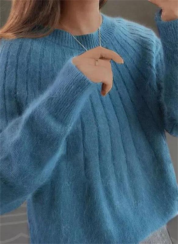 Blue cashmere jumper with a soft, classic fit for the autumn season