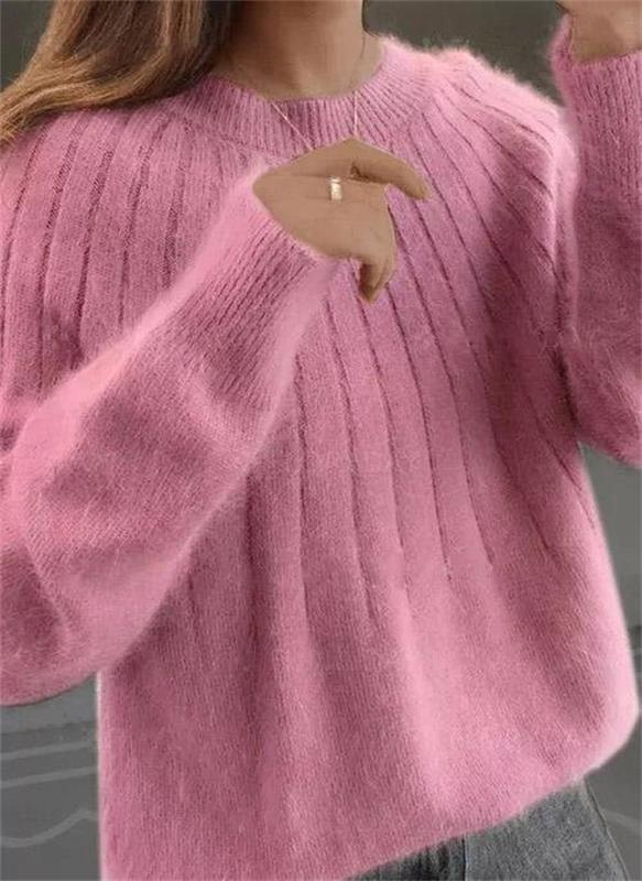 Blue cashmere jumper with a soft, classic fit for the autumn season