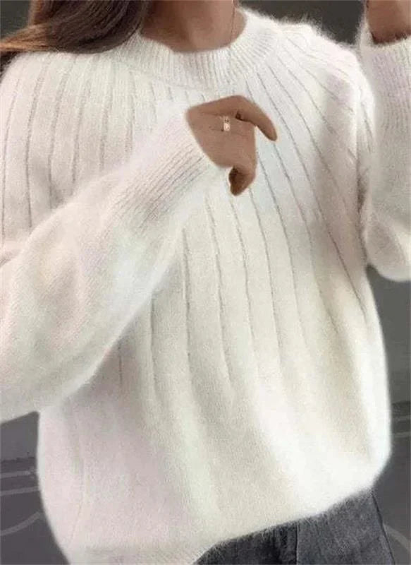 Blue cashmere jumper with a soft, classic fit for the autumn season