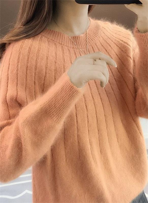 Blue cashmere jumper with a soft, classic fit for the autumn season