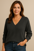 Pink pure cashmere V-neck jumper with a graceful classic fit for autumn