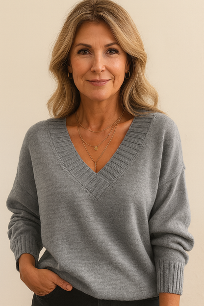 Black pure cashmere V-neck jumper with a graceful classic fit for autumn